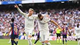 球队主场大胜赫塔菲，核心球员梅开二度助威